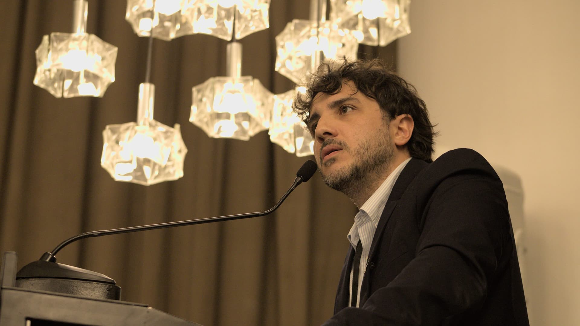 Renan Santos discursando
