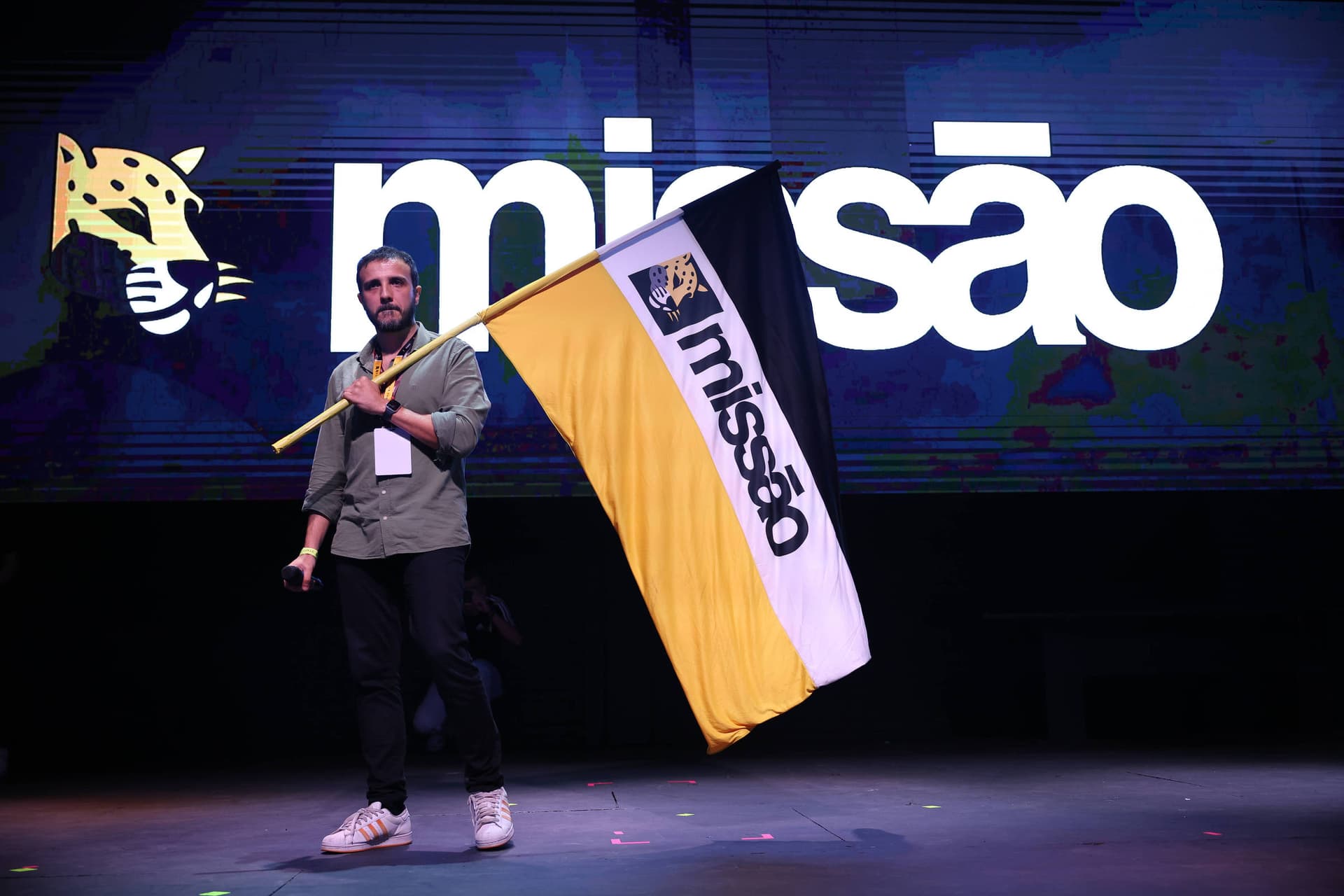Renan Santos segurando a bandeira do partido Missão